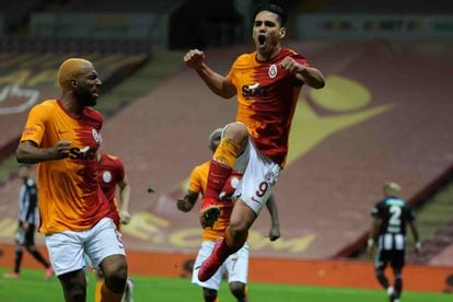 Falcao, con el Galatasaray, celebrando un gol ante el Besiktas el pasado mayo.