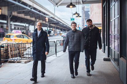 Carlsen llega al Fulton Market Building, acompañado por su padre, Henrik (a su derecha) y su entrenador, Peter Heine Nielsen.