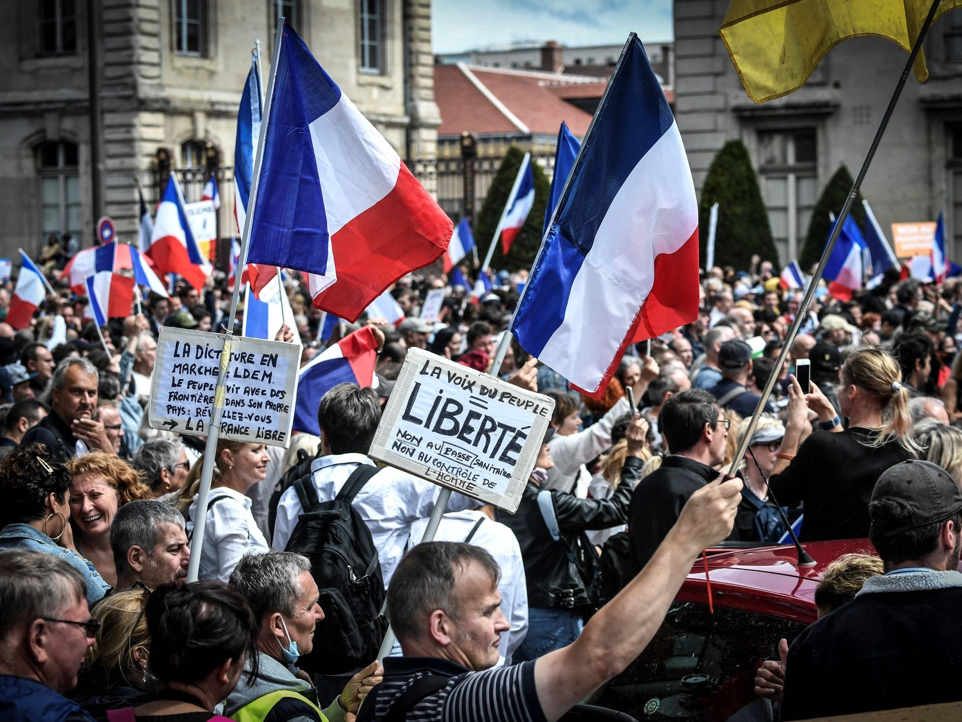 Manifestantes franceses protestan frente a la sede de LVMH en París