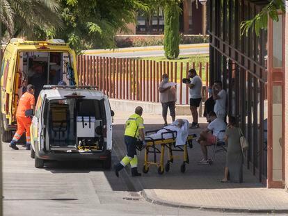 Ingreso de un paciente en las urgencias del Hospital de San Juan de Dios, en la localidad sevillana de Bormujos.
