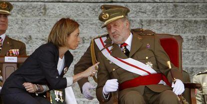 El Rey y Carme Chacón, en un acto militar.