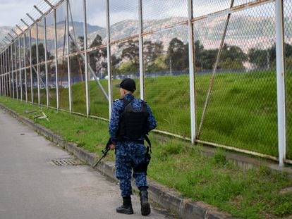 Un miembro del Instituto Nacional Penitenciario y Carcelario (INPEC) patrulla el exterior de la cárcel La Picota, en Bogotá, el 9 de diciembre de 2022.