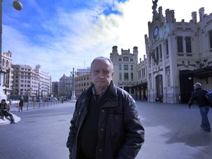 Rafael Chirbes en la estación del Norte de Valencia, en 2013.