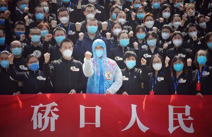 Miembros del personal sanitario de un hospital de la provincia de Jiangsu (China) celebran a su salida del trabajo el descenso del número de contagios en el país.