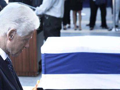 El expresidente de EE UU Bill Clinton, ante el f&eacute;retro de Sim&oacute;n Peres en la Knesset.