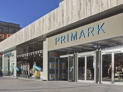 Entrada a la tienda de Primark situada en Bilbao.