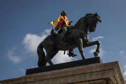 Una bandera española en una estatua a la entrada del Parlament de Cataluña.