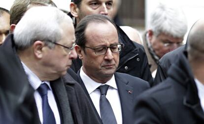 El presidente François Hollande, ayer a su llegada a la sede del semanario.