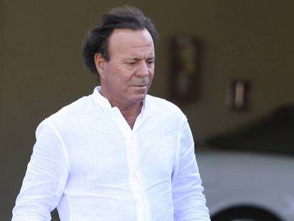 Julio Iglesias paseando por Miami. / Vídeo: Javier Sánchez asegura que es hijo de Julio Iglesia en septiembre de 2017.