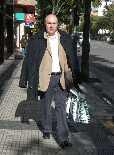 Roldán pasea por Zaragoza durante un permiso en 2004.