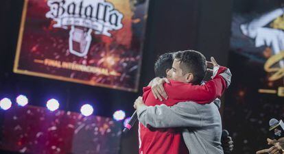 Skone y Jota se funden en un abrazo tras su batalla final.