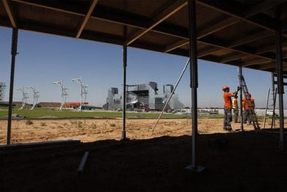 Los obreros terminan ayer de montar el complejo de 200.000 metros cuadrados de Arganda donde se celebrará Rock in Rio.