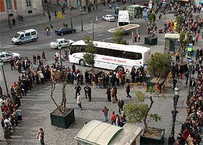 Cientos de personas han hecho cola en las distintas unidades móviles instaladas en Madrid. En la imagen, la Puerta del Sol.