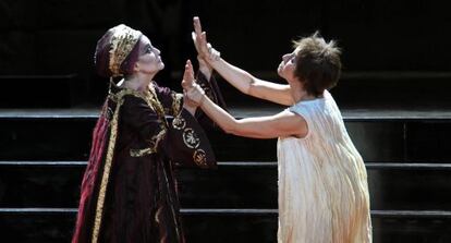 Ana Belén (derecha) y Julieta Serrano representaron Electra, de Eurípides, el pasado verano en Mérida.