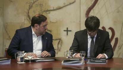 Oriol Junqueras y Carles Puigdemont, este martes, en la reunión del Consell Executiu.