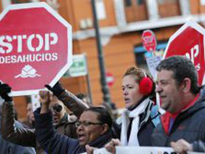 Varios personas protestan contra los desahucios durante la manfiestación convocada en Valencia por las organizaciones de la Cumbre Social bajo el lema "Menos corrupción, más democracia, más derechos sociales, no a la reforma laboral". EFE/Archivo