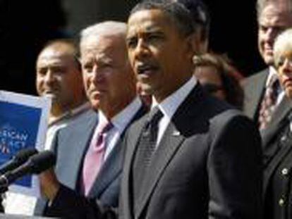 El presidente Barack Obama sostiene una copia de la Ley 'American Jobs' que enviará al Congreso en el Rose Garden de la Casa Blanca