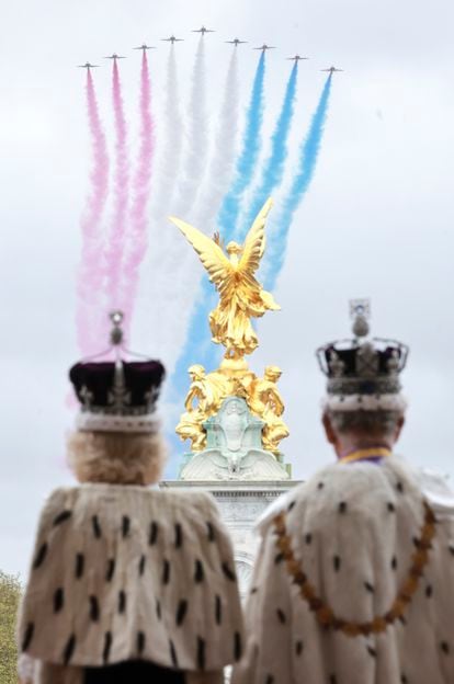 Carlos III y la reina Camila siguen el desfile aéreo desde el balcón del palacio de Buckingham. 