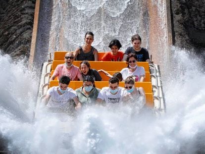 Visitantes disfrutan de la atracción Tutuki Splash en PortAventura World.