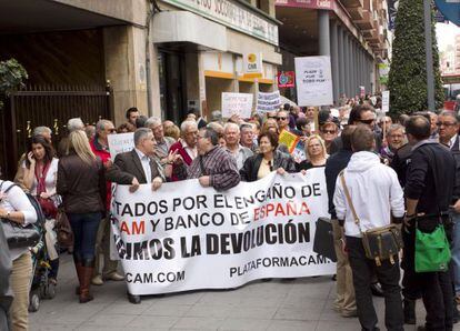 Afectados por la venta de productos de la CAM protestan en Alicante