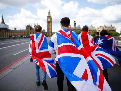 Un grupo de personas con la bandera de la Uni&oacute;n, ayer en Londres. 