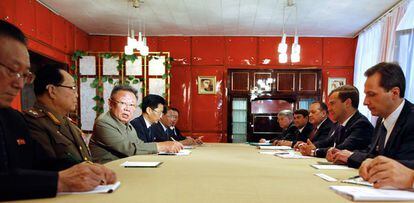 Las delegaciones de Rusia, liderada por el presidente Medvédev, y de Corea del Norte, liderada por Kim Jong-il, durante el encuentro celebrado en Buryatia, Siberia.