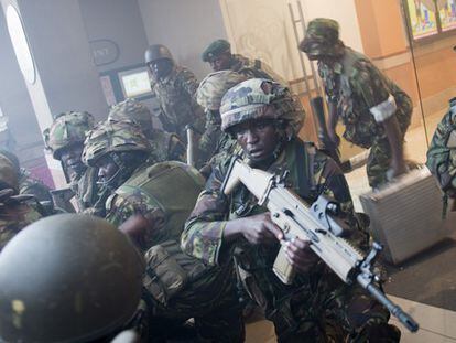 Soldados en el asalto al centro comercial de Nairobi.