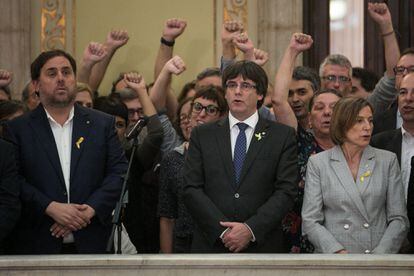 Celebración en el Parlament tras la proclamación de la republica catalana en Barcelona el 27 de octubre de 2017. En el centro Carles Puigdemont y a la izquierda, Oriol Junqueras.