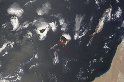 Imagen de un satélite de la Nasa donde se aprecian los restos de fuel.