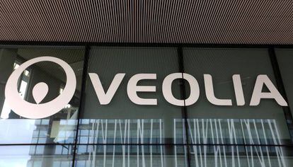 Logotipo de Veolia en un edificio en Aubervilliers, France.