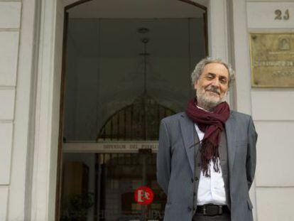 Jos&eacute; Chamizo en la puerta de la Oficina del Defensor del Pueblo.