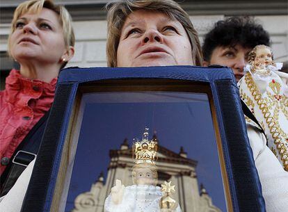 Dos ciudadanas checas aguardan ante la Iglesia de Santa María de la Victoria, donde Benedicto XVI coronará la imagen del Niño Jesús de Praga