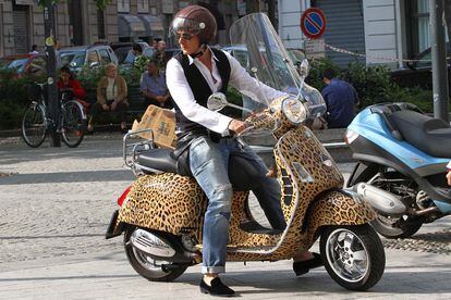 Un diseñador con una agenda tan ajetreada como Stefano Gabbana necesita ir motorizado para no perder tiempo. Acorde con su estilo, el italiano ha customizado su vespa con print animal.