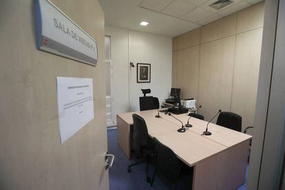 Sala de vistas número 4 del juzgado 101 bis de Madrid. En realidad, es un despacho con solo dos sillas para demandantes y testigos.
