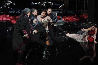 Una escena de 'Tosca' en su estreno en el Liceu de Barcelona en 2014, con Sondra Radvanovsky en el papel de Tosca.