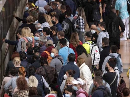 Viajeros ante un tren de Cercanías en la estación madrileña de Atocha.