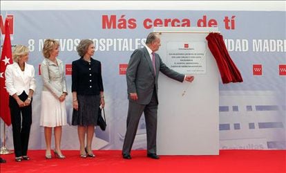 El Rey Juan Carlos I, la Reina Sofía, la presidenta madrileña Esperanza Aguirre y la ministra de Sanidad Elena Salgado durante la inauguración del hospital Puerta de Hierro el 11 de septiembre de 2008.