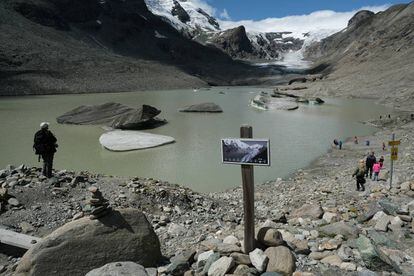 Una señal muestra el nivel del glaciar Pasterze (Austria) en 2010 y su estado el pasado verano.