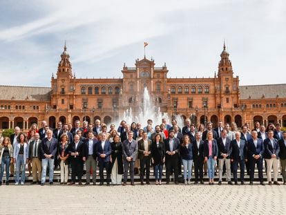 Los máximos dirigentes del nuevo PP en la plaza de España de Sevilla, este domingo. En el centro, Alberto Núñez Feijóo.