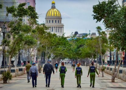 Policías recorren El Paseo del Prado en La Habana.