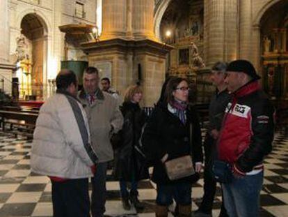 Representantes del SAT e IU, en la catedral de Jaén.