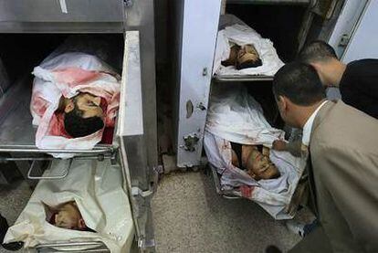 Los cadáveres de los cuatro milicianos palestinos abatidos en la morge de un hospital de Gaza