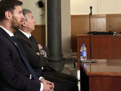 Leo Messi y su padre, Jorge Horacio Messi, en la Audiencia de Barcelona.
