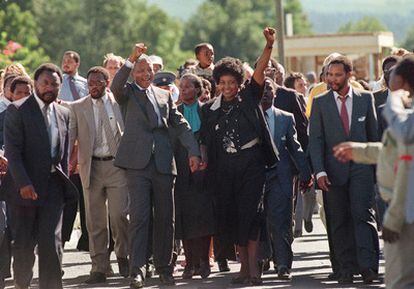 Nelson Mandela junto a su entonces esposa Winnie durante la visita a Paarl, Sudáfrica, el 11 de febrero de 1990.