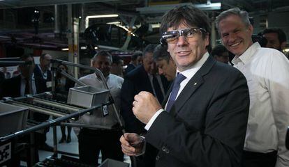 El president Carles Puigdemont prova les 'smartglasses' de la línia de producció de Seat a Martorell.
