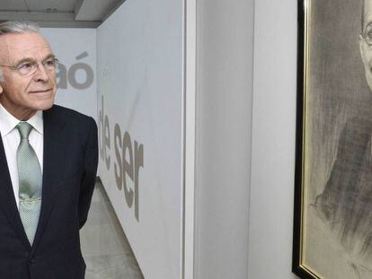 Isidro Fainé, presidente de La Fundación bancaria La Caixa, ante un retrato de Francesc Moragas.