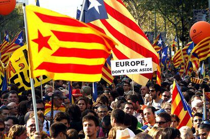Manifestantes portando la bandera de Cataluña o señera