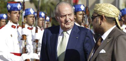 El rey Juan Carlos acompa&ntilde;ado del rey Mohamed VI, en Rabat en julio de 2013.