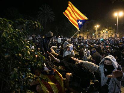 Joves en una protesta a Barcelona per la sentència del Suprem.