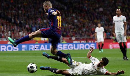 Jordi Alba y Navas, en el Barça-Sevilla de Copa, el pasado abril.